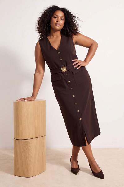 Trendyol Curve Braunes gewebtes Kleid in Übergröße TBBAW26AH00094