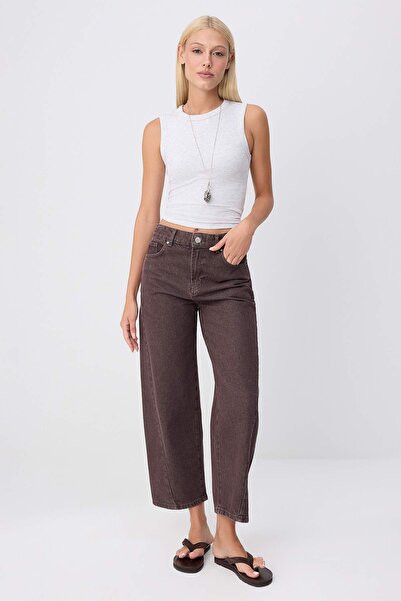 Trendyol Collection بنطلون جينز بني داكن بخصر مرتفع وتفاصيل خياطة TWOSS26JE00303