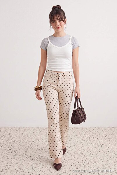 Trendyol Collection بنطلون جينز أبيض مرن عالي الخصر منقط بتصميم فلير TWOAW27J...