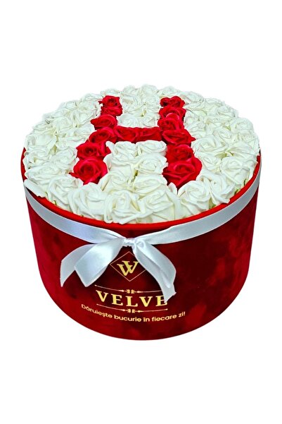 velve Aranjament floral litera cu 55 trandafiri de sapun in cutie rotunda cat...