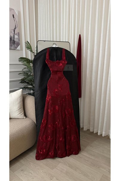 Dubai Luxurious Burgundy Evening Gown, Combining Femininity and Elegance