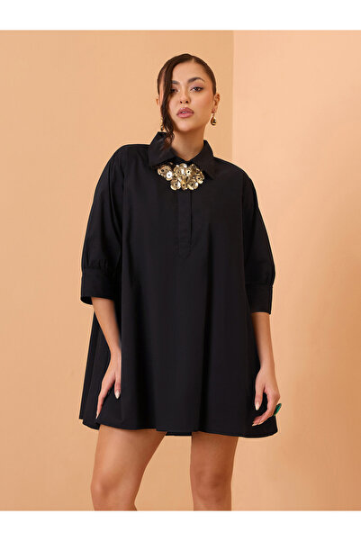 Sassafras By Styli فستان قصير أسود من قماش البوبلين بتصميم واسع من الأسفل