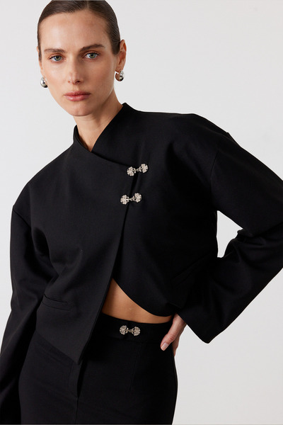 FACETTE Jachetă tip crop blazer cu accesorii metalice, neagră