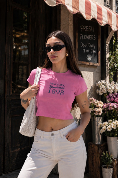 DI LORIA Women's Pink Slim Fit New York Printed Crop T-Shirt (95% Cotton)