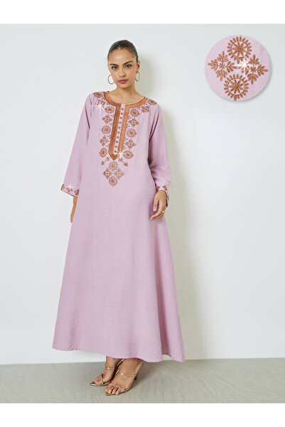 Amirah By Styli جلابية بنفسجية فاتحة مطرزة ومزينة