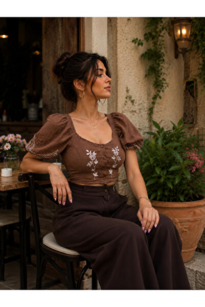 Butik Kadın Kahverengi Çiçek Nakışlı Kare Yaka Balon Kol Crop Bluz