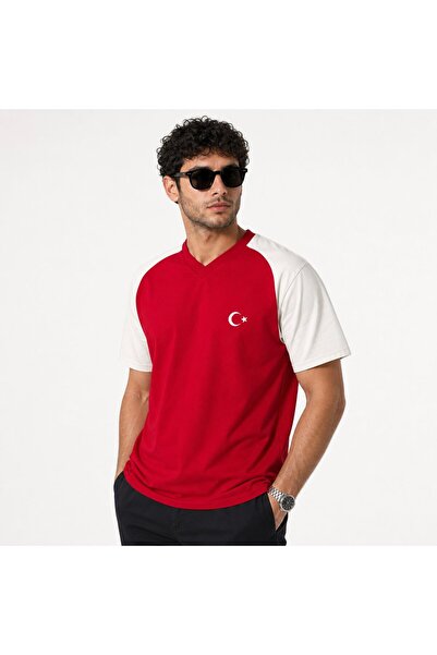 V YAKA AY-YILDIZ BASKILI T-SHİRT