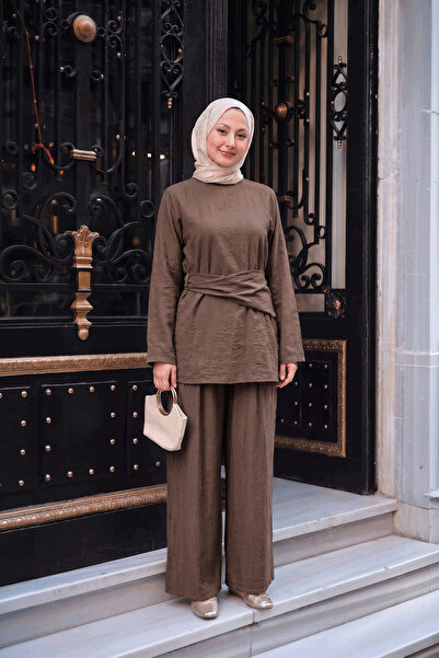 LOCCO طقم نسائي بتفاصيل مطوية باللون البني