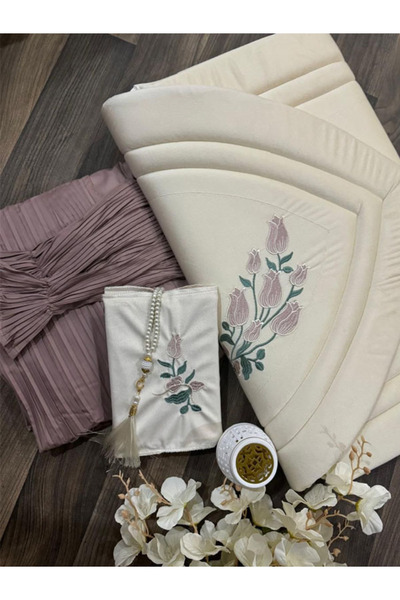 Generic This distinctive set contains a quilted prayer rug and a broken praye...
