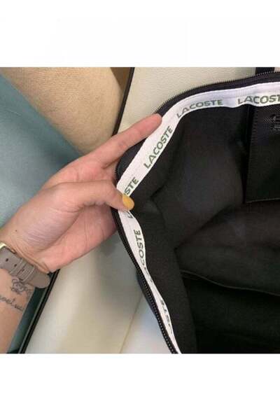 Lacoste Kids حقيبة يد نسائية كبيرة الحجم متعددة الاستخدامات من L12.12 بتصميم عصري مع سحاب، حقيبة كتف، حقيبة كاميرا