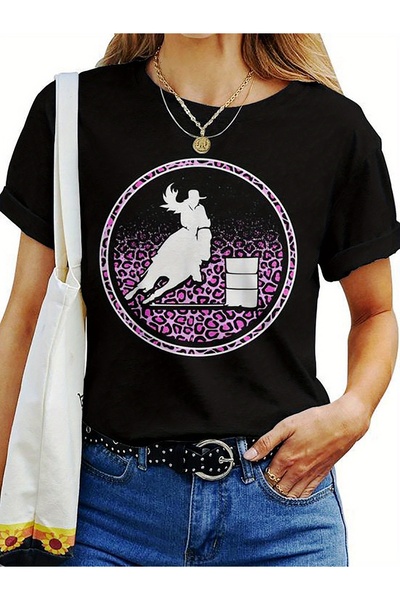 23 nisan This Black Graphic T-Shirt Features Western Cowgirl Design with Hors...