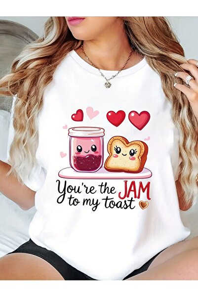 01THEONE تصميم مرحة يتميز بطباعة "Jam Toast" على تي شيرت نسائي كاجوال برقبة م...