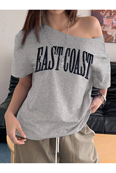 OVER HEAD تي شيرت نسائي من East Coast مطبوع برقبة قاربية وأكتاف منخفضة مصنوع ...