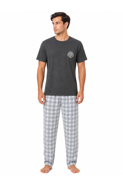 Erkek Kısa Kollu Pijama Takımı – Nakış Detaylı Üst & Ekose Alt