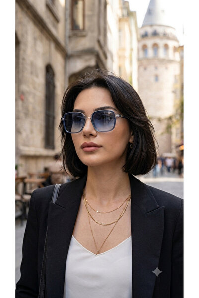 Maya Zarafet detaylarda gizlidir. 💎 Luxe Optics'in şeffaf mavi dokunuşu ve k...