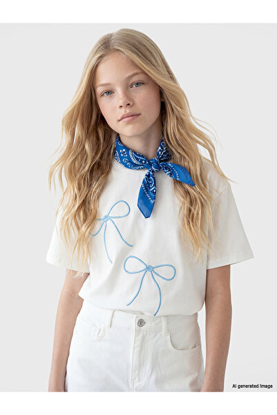 LC Waikiki تي شيرت TRENDLUCKY للفتيات بياقة بيضاوية وتطريز على شكل فيونكة