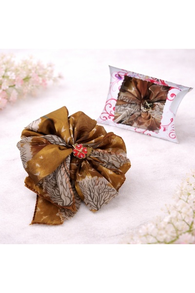 velve Martisor esarfa din satin, imprimeu floral crem, accesorizata cu brosa ...