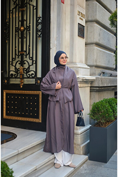 nizzell فستان عباية نسائي مخطط بتفاصيل كيب وحزام خصر قابل للتعديل وفتحة جانبي...