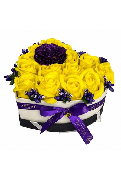 velve Aranjament floral in forma de inima Velvet Heart cu 15 trandafiri de sa...