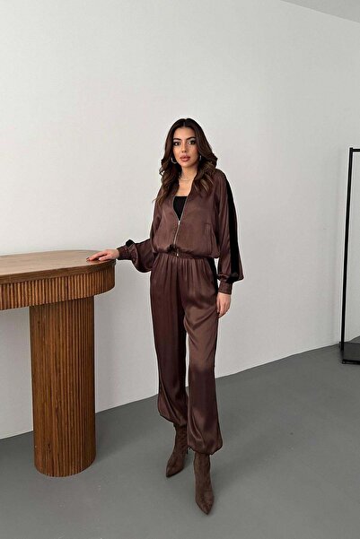 Moda Days طقم بدلة رياضية نسائية من الساتان البني مع خطوط مخملية وياقة عالية ...