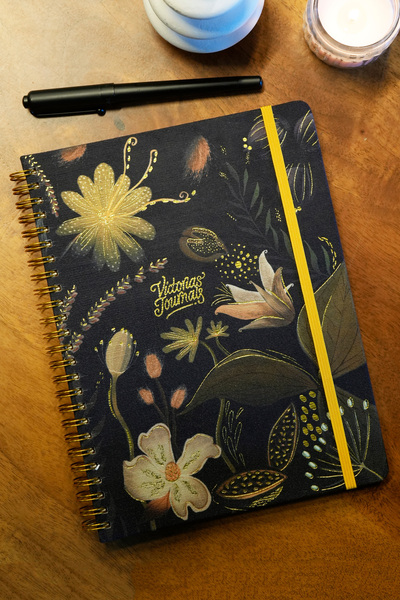 Victoria's Journals 3459 دفتر ملاحظات كاريزما بغلاف صلب مرن، مقاس 16.3×20.5 س...