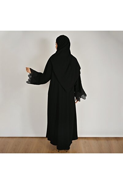 HAWRAA ABAYA عباية سوداء مغلقة بطقطق مزينة بكلفة مموجة