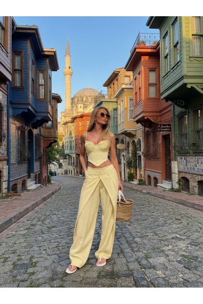 Estilo Fashion طقم نسائي من قماش السالغو القطني والكتاني مع حمالة صدر بحزام وسروال بتفاصيل متقاطعة
