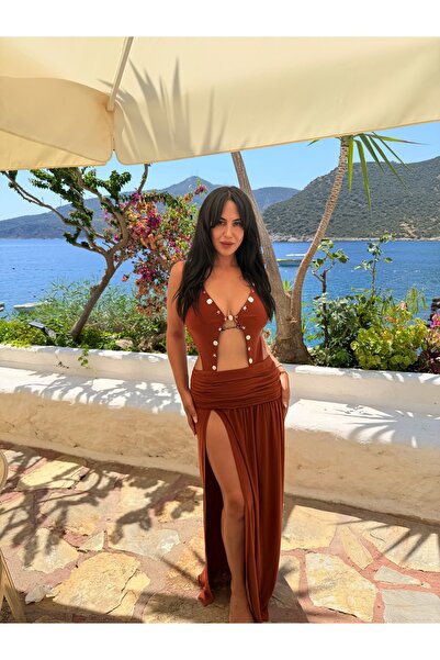 Deniz yıldızı ve inci detaylı boyunda bağlamalı yırtmaçlı uzun elbise