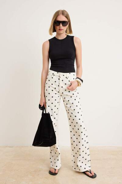 Trendyol Collection بنطلون جينز واسع الساق عالي الخصر مطبوع بنقاط متعددة الأل...
