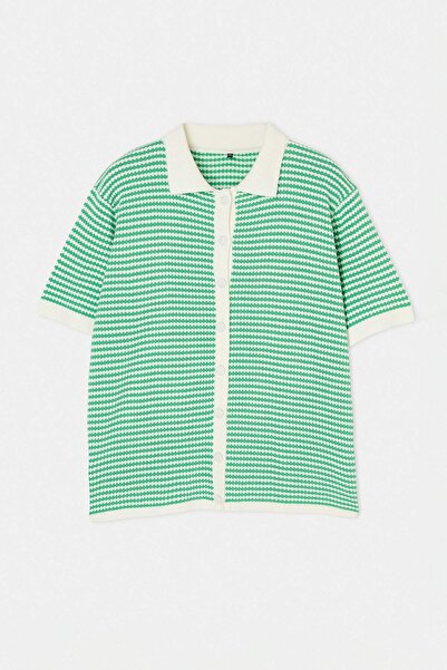 Trendyol Curve Πράσινη ριγέ εποχιακή πλεκτή μπλούζα με λαιμόκοψη πόλο TBBSS25...