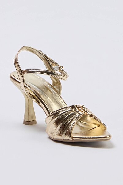 TRENDYOL SHOES حذاء نسائي كلاسيكي بكعب ذهبي مزين بإبزيم ذهبي TAKSS26TO00107