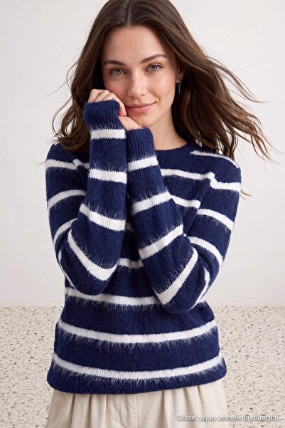 Trendyol Modest Marineblau gestreifter Strickpullover mit weicher Textur TCTA...