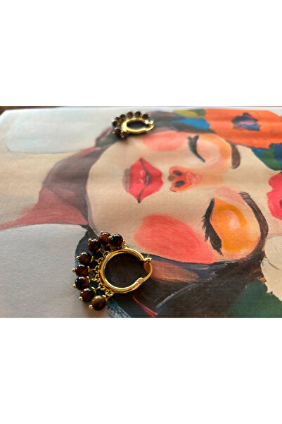 Mimoza Accessories أقراط من اللؤلؤ الحريري المزخرف باللون البني
