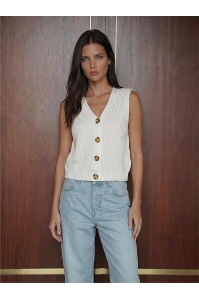 WeShaya Ecru Knitwear Buttoned Short V-Neck Sleeveless Knitted Crop Form Vest