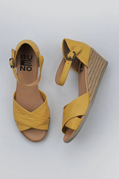 Bueno Shoes Sandale cu toc cu pană pentru femei din piele galbenă 01ws11102