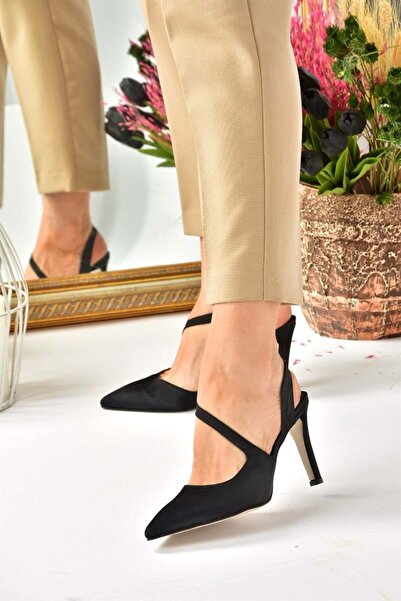 Fox Shoes Черни сатенени дамски обувки с остър връх на ток K404910804