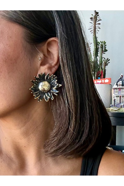 Merishe Jewerly أقراط ذهبية اللون مطلية بالمينا السوداء على شكل زهرة الشمس مض...