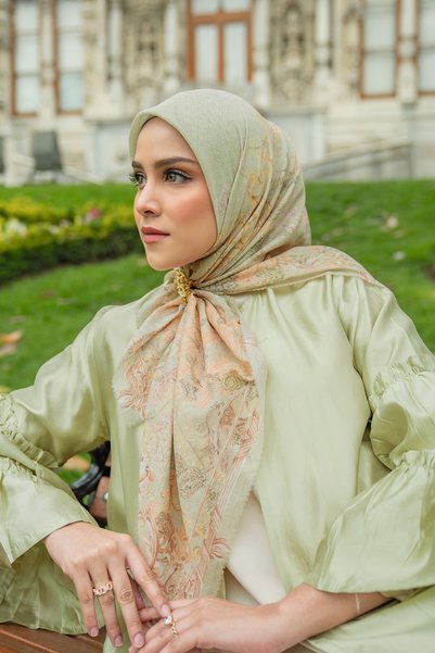 Buttonscarves Palace Vual Square Scarf - Gloire