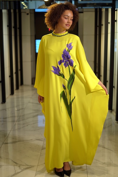 PARSON Sarı El Boyaması & Boncuk İşlemeli Kaftan Elbise – Sanatsal Couture Ta...