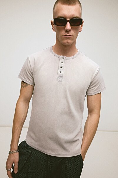 Bershka Yıkanmış, hakim yaka, small fit tişört.