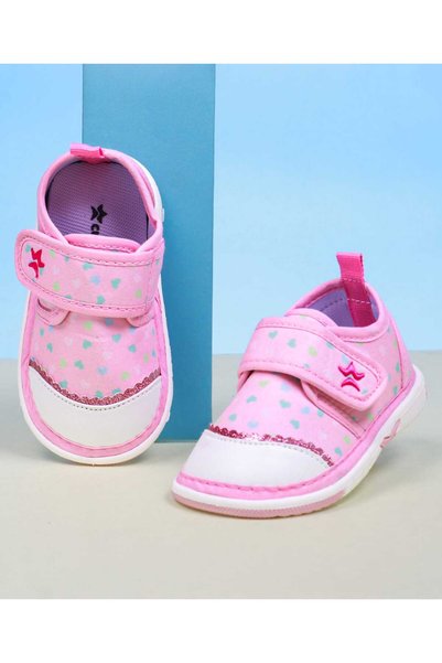 Cute Walk by Babyhug حذاء كاجوال بطبعة قلوب وتفاصيل دانتيل مع إغلاق فيلكرو - ...