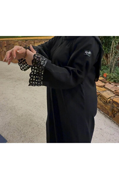 LAVİE FASHİON عبايه لافي عباية سوداء كلاسيكية بلمسة عصرية تبرز في تفاصيل الأكمام المشغولة يدوياً بتطريز خرزي هندسي