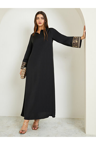 Amirah By Styli جلابية سوداء بياقة مميزة وأكمام مطرزة