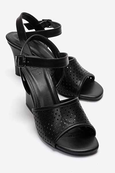 LuviShoes حذاء نسائي بكعب عريض من HERVON باللون الأسود