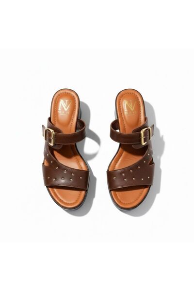 NE&VE SHOES شبشب نسائي من الجلد البني مع مشبك مزين بتفاصيل دقيقة