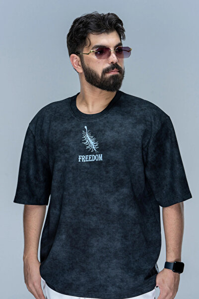 saneafn Black T-shirt featuring Eren Yeager