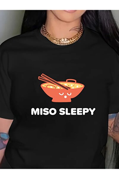 2mcup تي شيرت نسائي بطبعة Sleepy Bowl - تصميم مستوحى من شوربة الميسو الياباني...