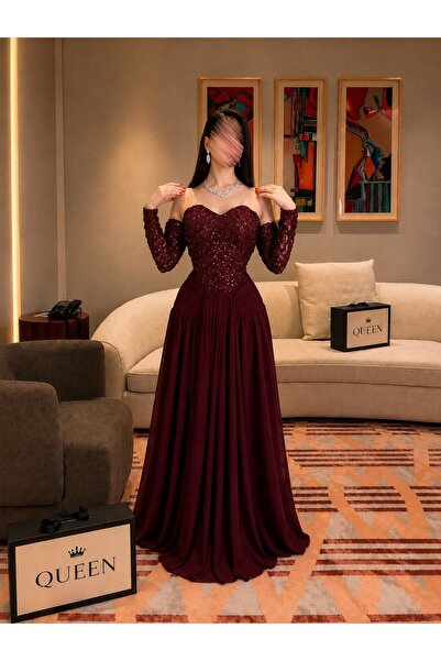 ZAYNAFASHIONSA Luxurious Burgundy Evening Gown Featuring a Unique Detail