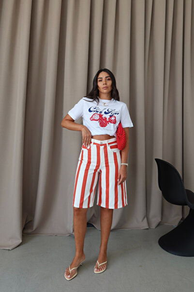 Özge Özgenç شورت برمودا من الدنيم المخطط
