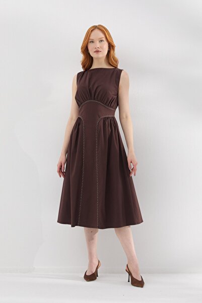 ONNO PRIVE Dress with Stitching Detail in Brown